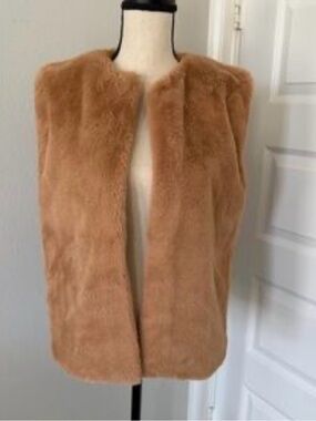 The Royal Standard Cozy Faux Fur Vest in Camel/Tan w/Checkered Inside  Small